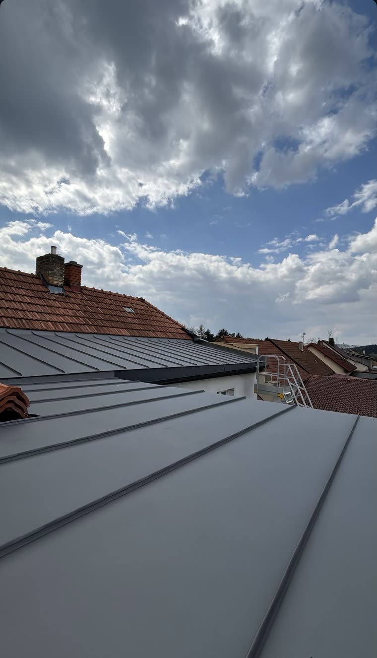 Falcovaná hliníková krytina antracit vedle původní pálené střechy