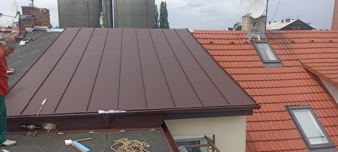 Klempířské práce — plechová krytina vedle pálené tašky