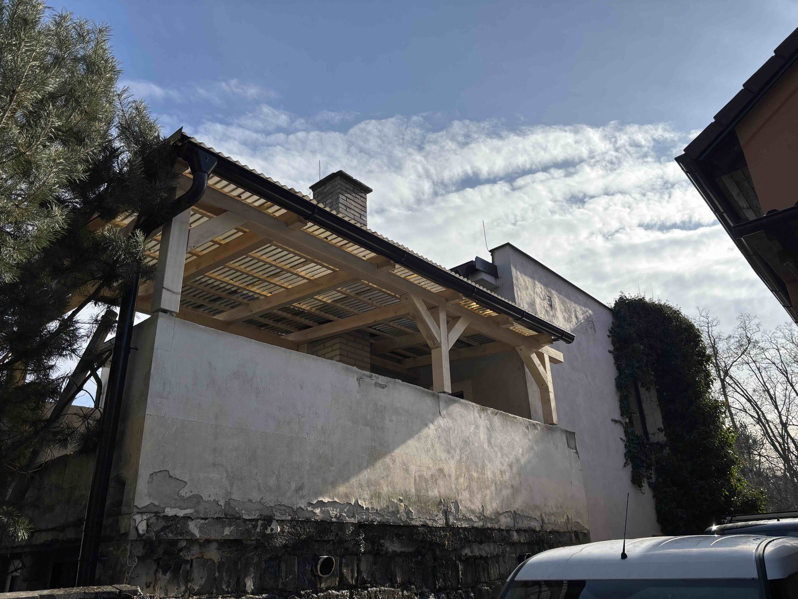 Dřevěná pergola na míru se zastřešením terasy