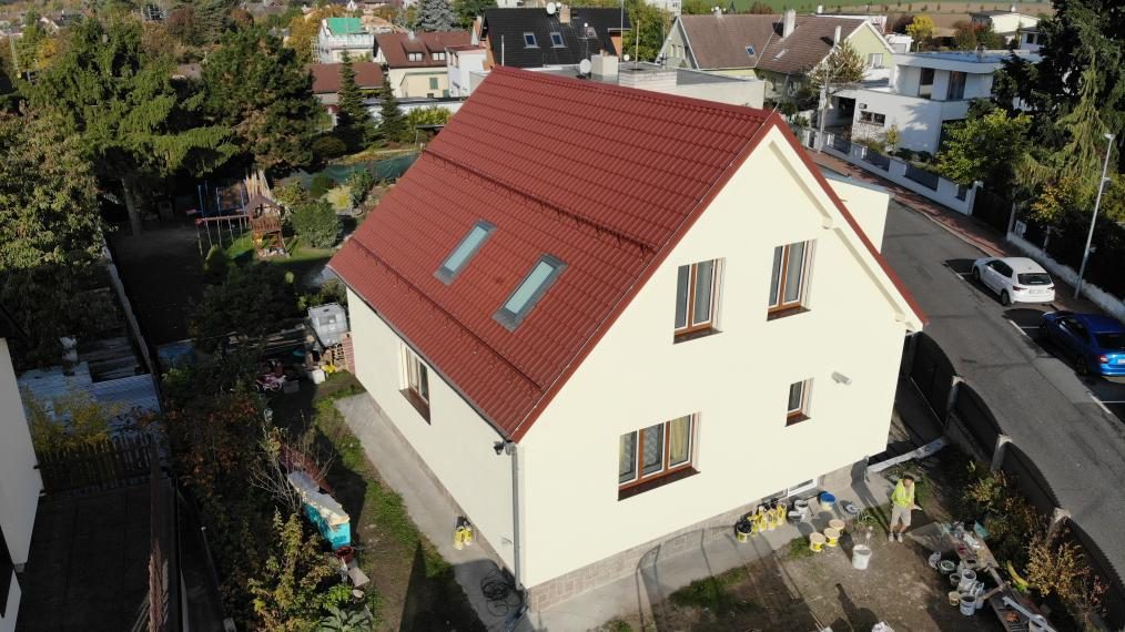 Rekonstrukce sedlové střechy s pálenou krytinou a střešními okny