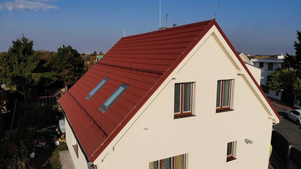 Nová pálená střecha se střešními okny