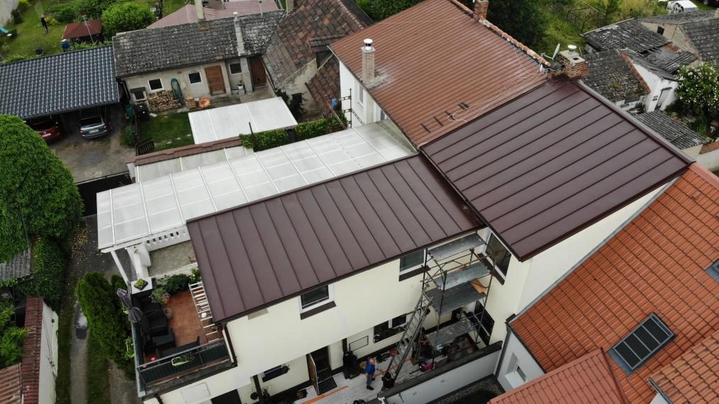 Hnědá falcovaná plechová střecha rodinného domu